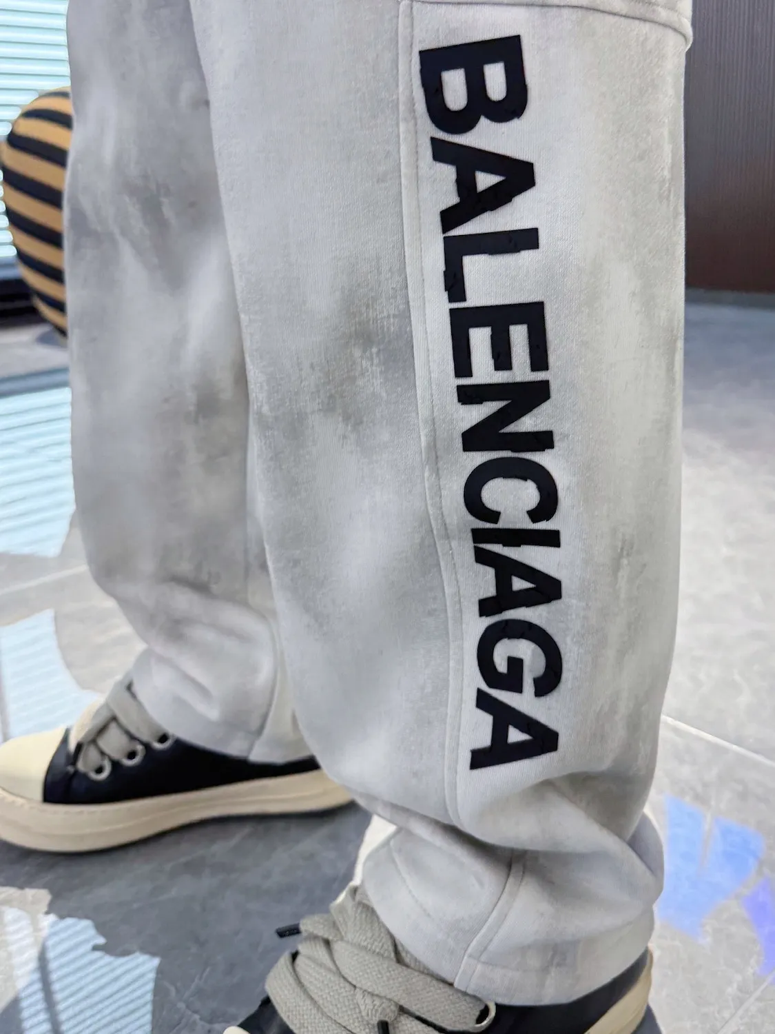 Balenciaga 🆕2026 Autumn and Winter New Arrival Casual Pants! The official website will be released simultaneously. Brand Classic LOGO casual pants, customized fabrics, excellent comfort and strong touch. Highly recognisable, perfect appearance and craftsmanship. Size:M-3XL